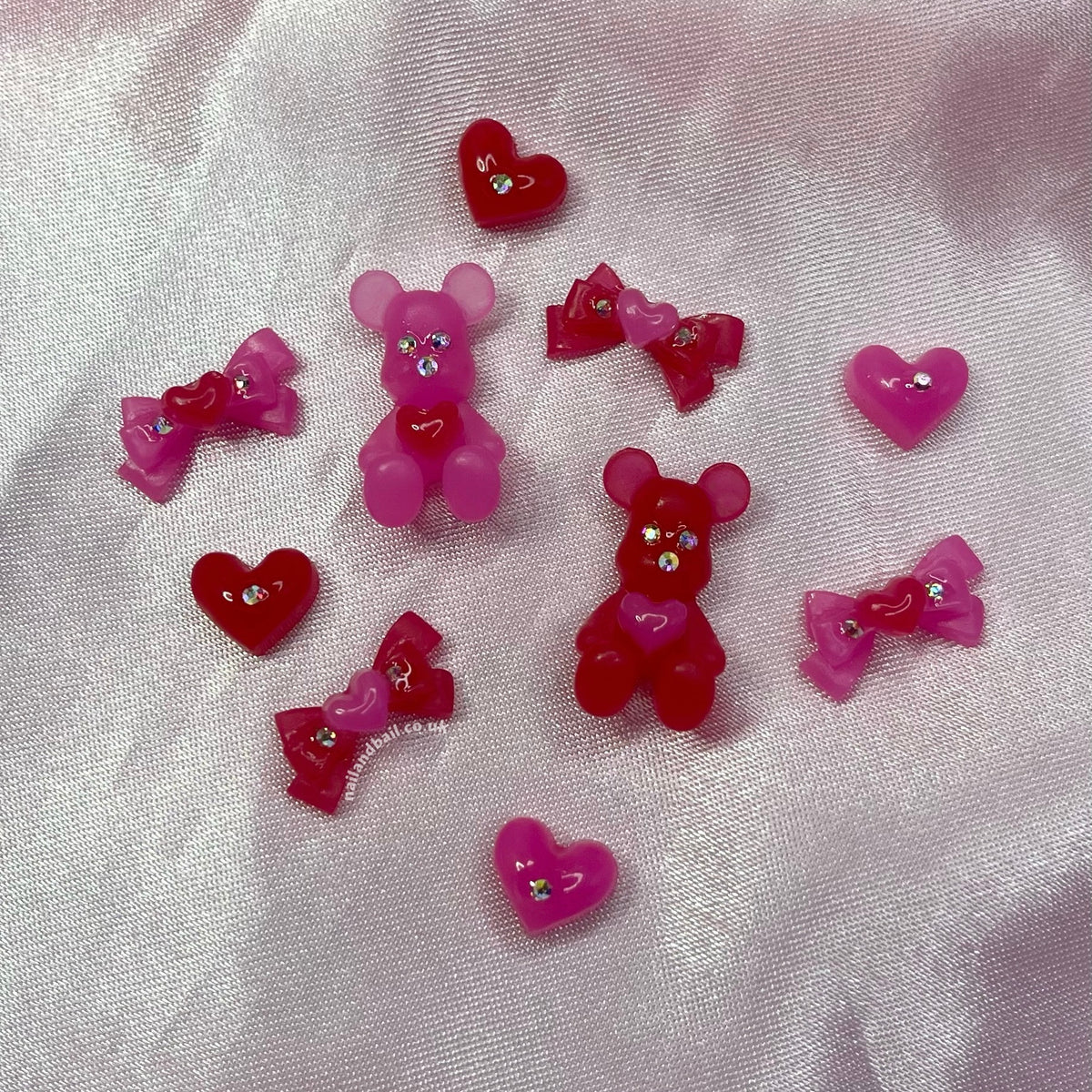 Elevate your Valentine's Day style with our Handmade Pink and Red Nail Charms 🧸🎀 Adorable bears, cute bows, and sparkling hearts adorned with crystals. Perfect for adding a touch of romance to your manicure! 💅