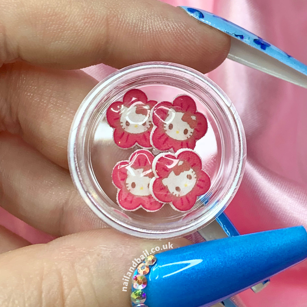 Introducing our 6pcs Handmade Pink Flower Kitty Nail Charms – a charming addition to your nail art! Featuring dark pink flowers with Kitty's cute face in the center, these charms effortlessly add a touch of timeless cuteness and charm to your manicure. Order now and let your nails become a canvas of cuteness and creativity! 🌸🎀