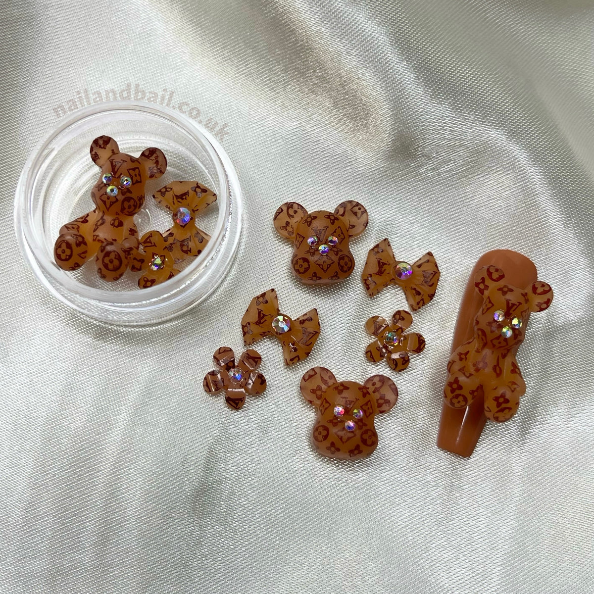 Dive into cuteness overload with our Handmade Nail Charms! Our 10-piece Brown Bear, Bow, and Flower Mix is all about sweetness and sparkle. 🐻✨ With adorable bears, blooming flowers, and charming bows—all adorned with twinkling crystals—your nails will be the epitome of girly glam! 💅