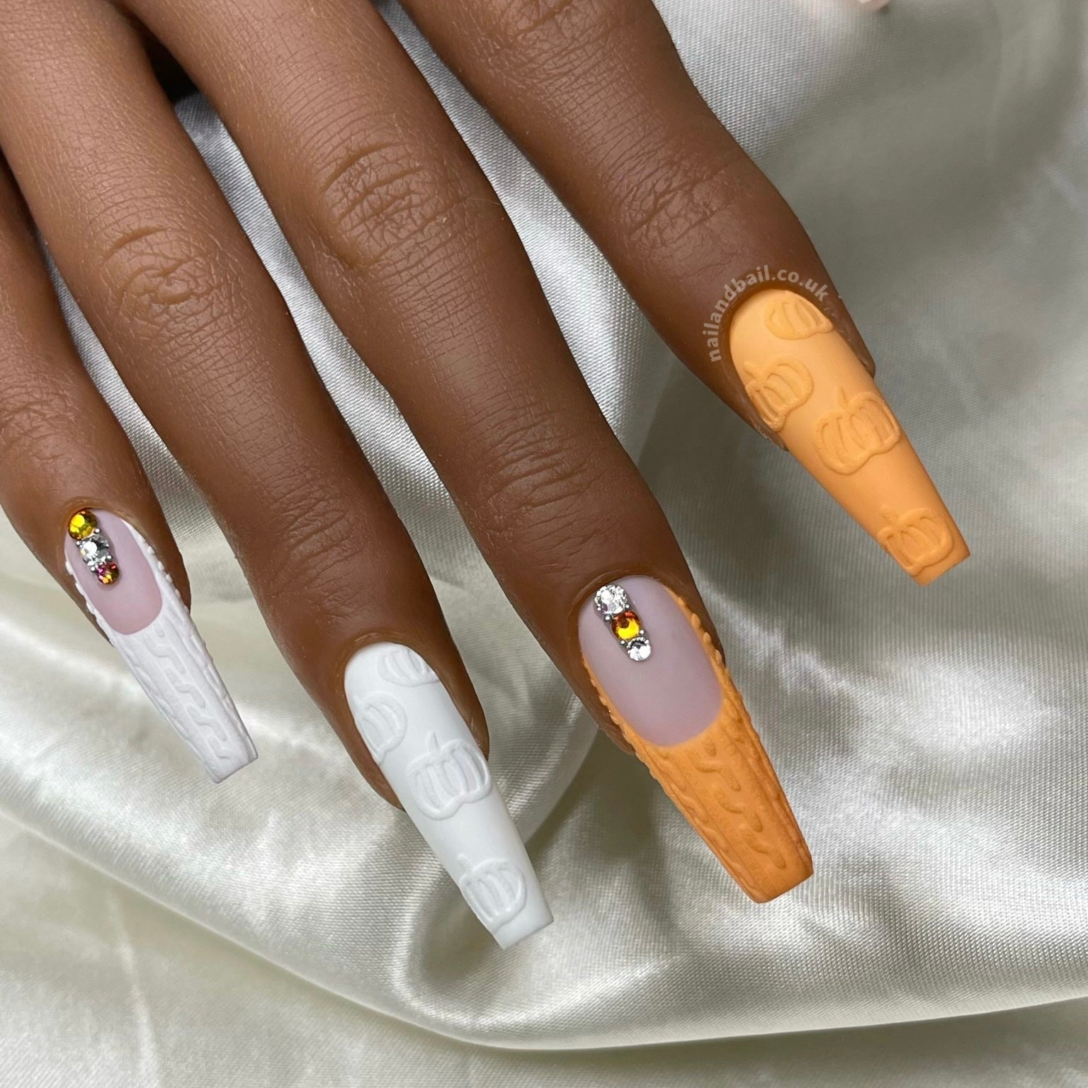 Celebrate autumn with our Pumpkin Spice press-on nails! With soft matte white and pastel orange, these nails feature adorable embossed pumpkins and cozy sweaters, finished with sparkling crystals. Effortlessly chic and perfect for fall!