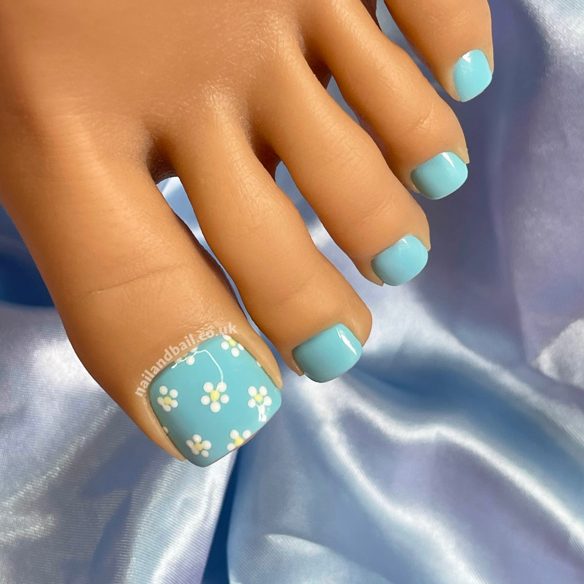 Meet Daisy Sky Press-On Toe Nails: chic baby blue with hand-painted white flowers and sunny yellow centers. Easy to apply, durable, and perfect for any occasion—from poolside lounging to summer parties. Flaunt your style effortlessly!