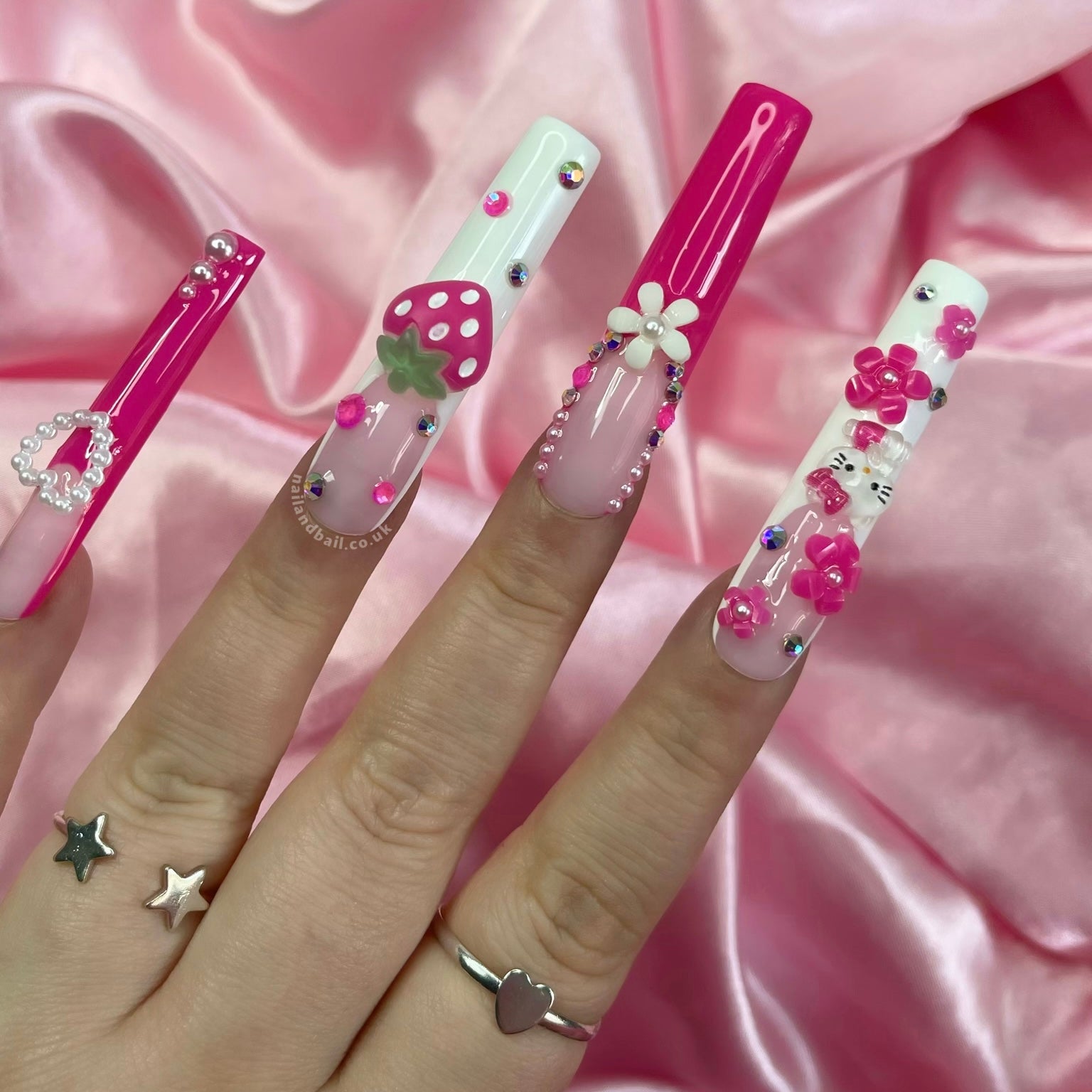 Glam up with “Berry Bling” press on nails! Pink and white French tips, cute kitty charm details, pearls, and heart charms for extra dazzle. Easy to apply, perfect for every occasion🍓🌸
