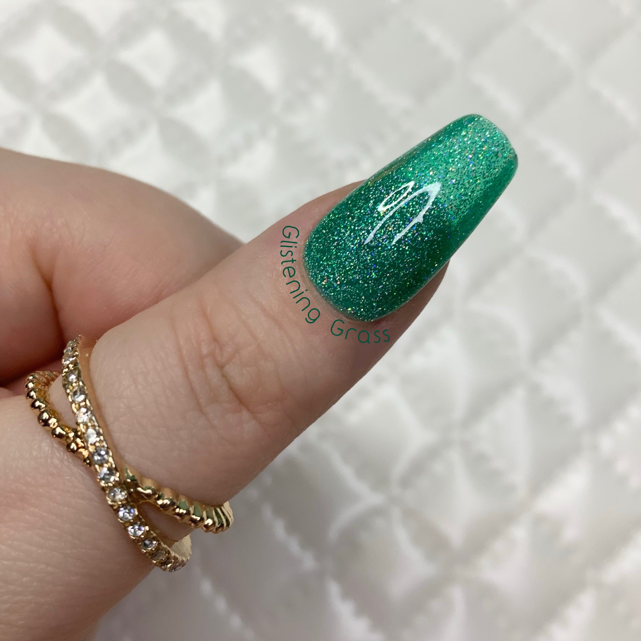 Glistening Grass jelly press-on nails with rich green translucent glitter finish