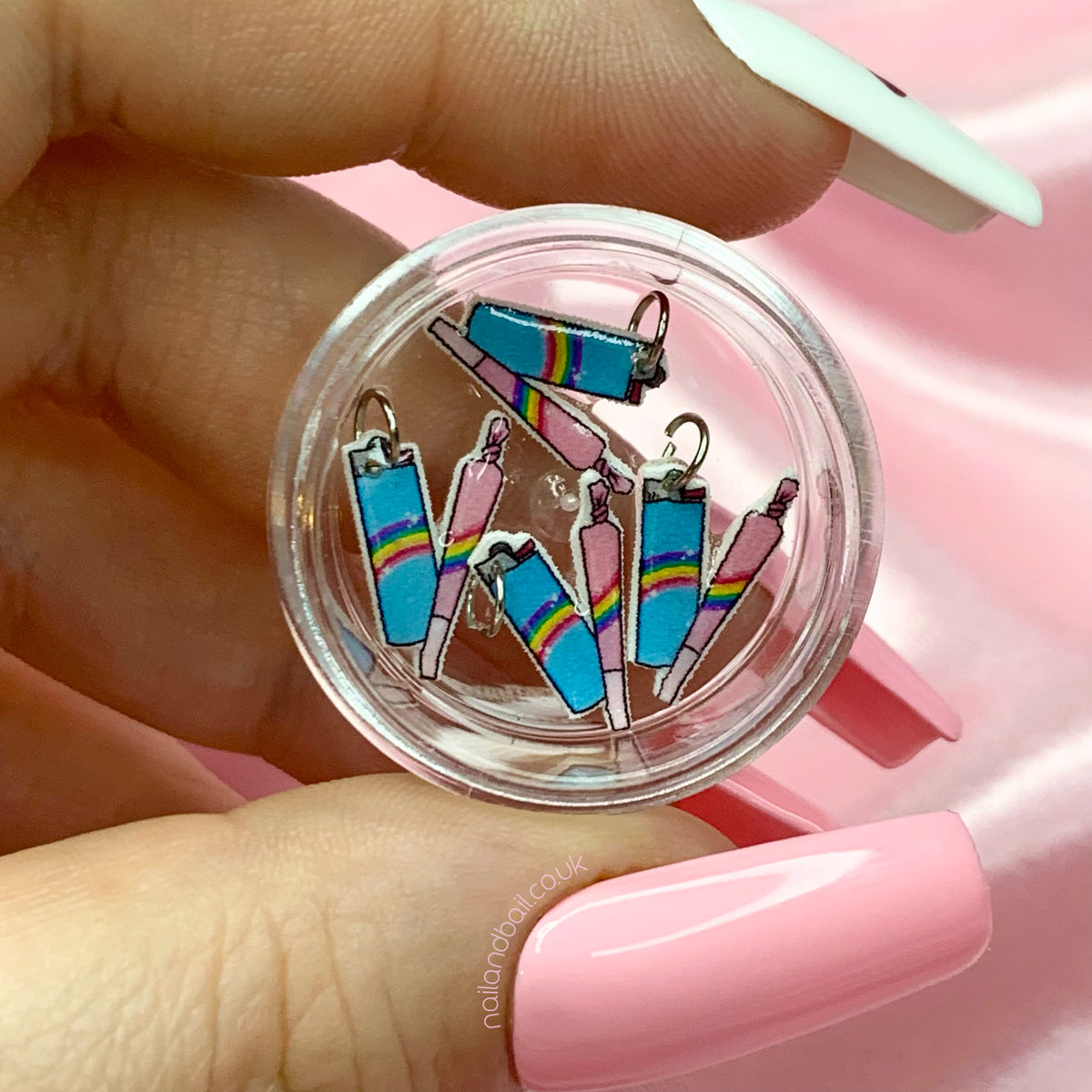 Spice up your smoking game with our colorful joint and lighter nail charms featuring a vibrant rainbow design. These playful accessories add a pop of color and personality to your nails, making them the perfect addition to any smoking session