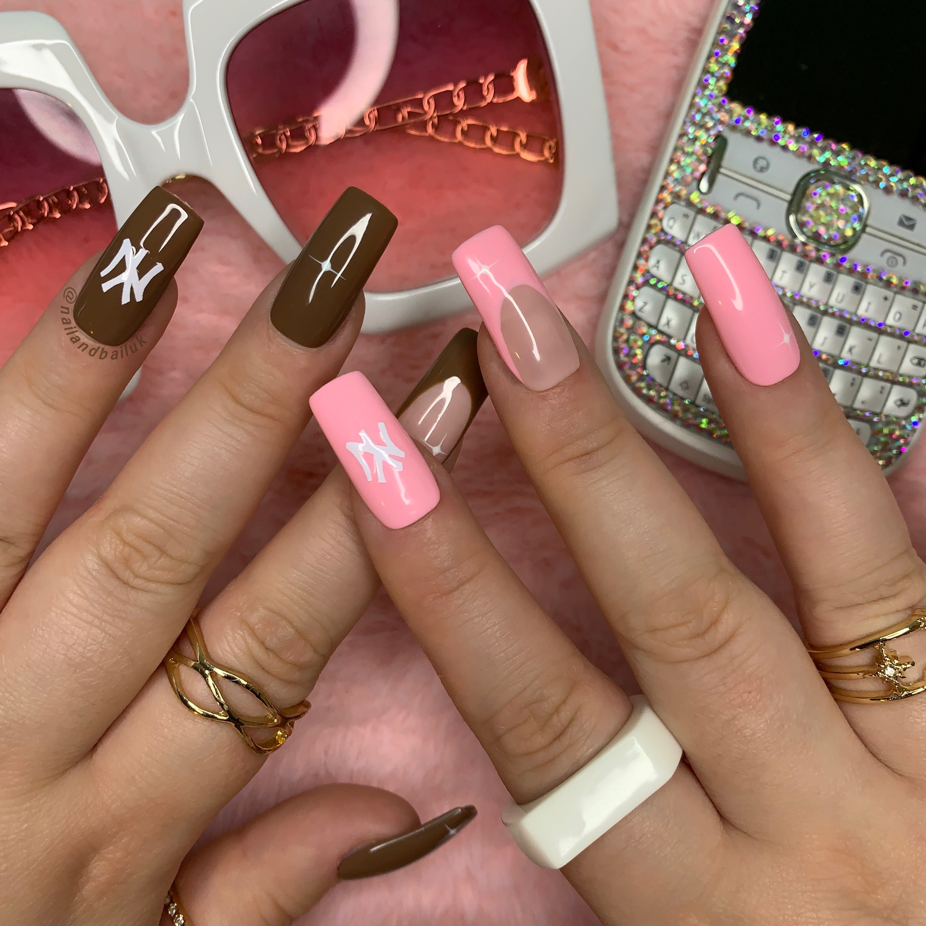 Introducing "Chocolate Strawberry" Press-On Nails – the perfect blend of elegance and sports spirit for your fingertips! 🍓Featuring pink and brown French tips, adorned with the iconic New York Yankees logo and hand-painted white stars, these nails are a stylish homage to your favorite team.Show your love for the game effortlessly with "Chocolate Strawberry" Press-On Nails. Order now and elevate your style game with a hint of sports chic! 💅