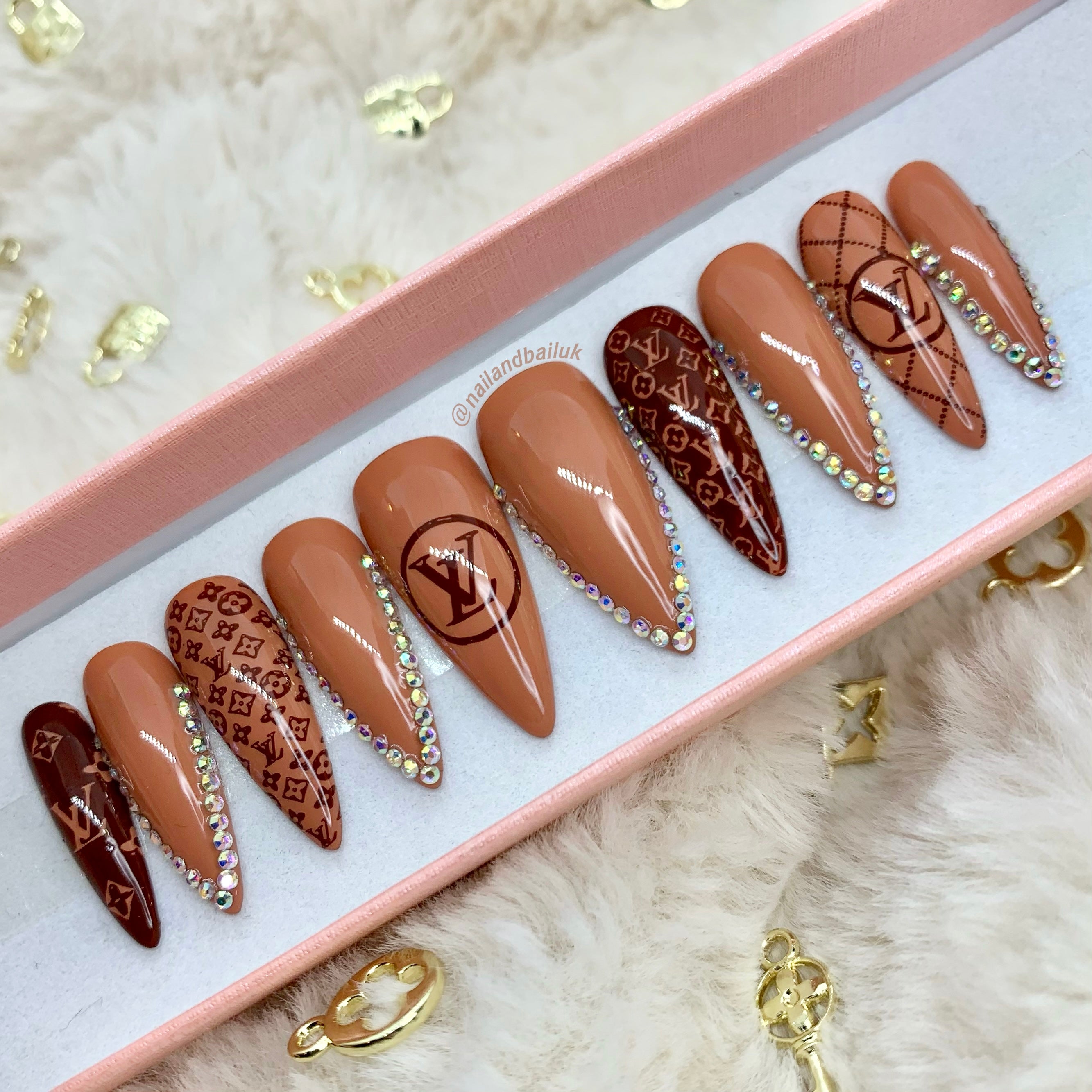 Step up your nail game with Lady Louis — featuring rich, deep brown bases paired with delicate silver crystals along the edges for just the right sparkle. These nails showcase subtle, designer-inspired dark brown patterns that add an elegant, luxe touch without being too loud. Finished with a glossy top coat for a smooth, lasting shine, this set is easy to apply, comfortable to wear, and perfect for adding a sophisticated edge to any outfit or occasion.